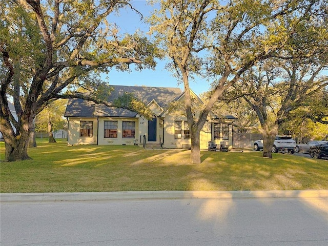 view of front of property featuring a front yard