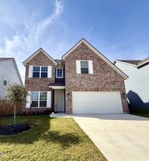 view of front of house featuring a garage and a front yard