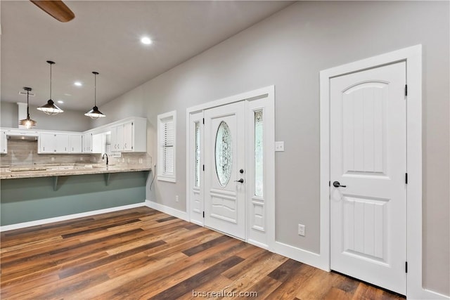 entryway with sink and dark wood-type flooring