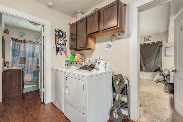 washroom with dark wood-type flooring, a sink, baseboards, independent washer and dryer, and cabinet space