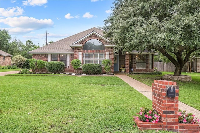 single story home with a front lawn