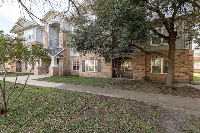 view of front of house featuring a front yard