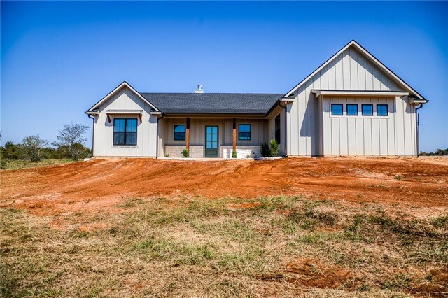 view of front of property with a front yard