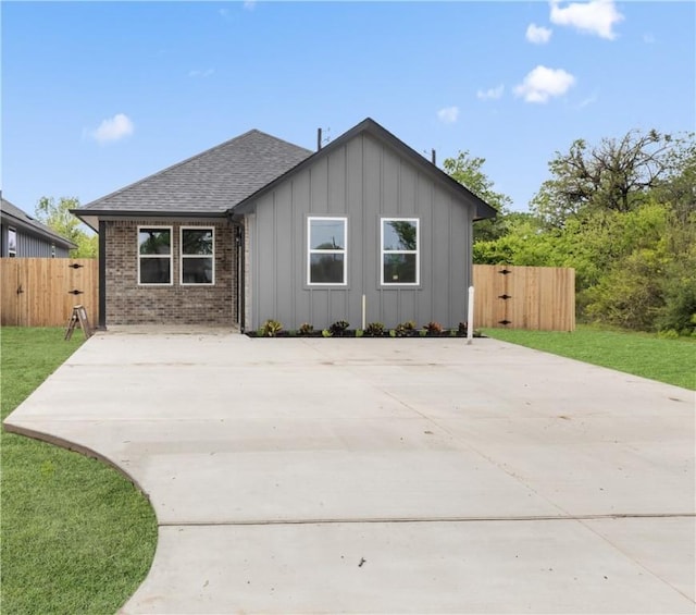 ranch-style home with a front lawn