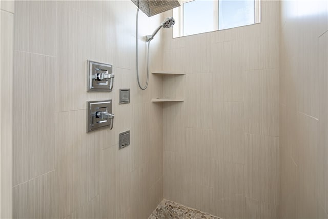 bathroom featuring a tile shower