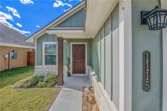 property entrance featuring a yard