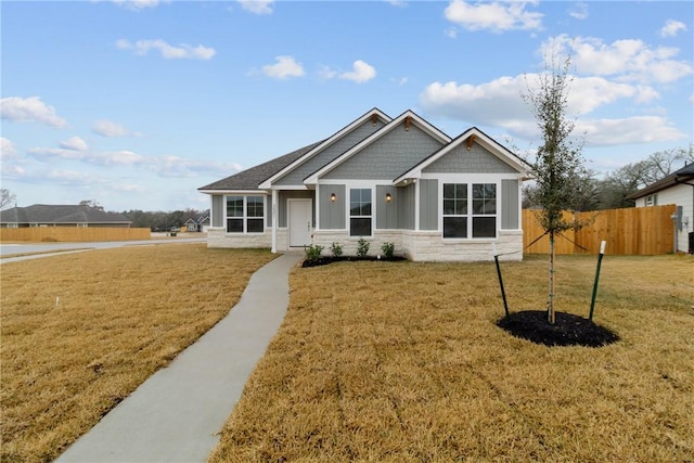 craftsman-style home featuring a front yard