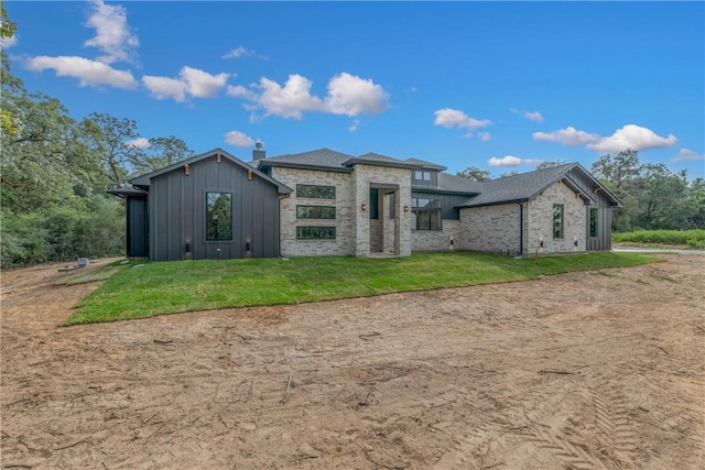 view of front of home featuring a front lawn