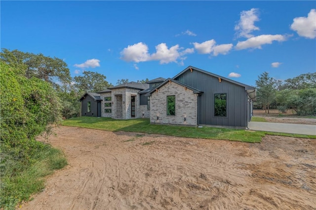 view of front of house featuring a front lawn