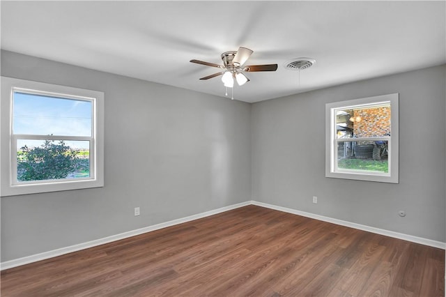 empty room featuring dark hardwood / wood-style floors and ceiling fan