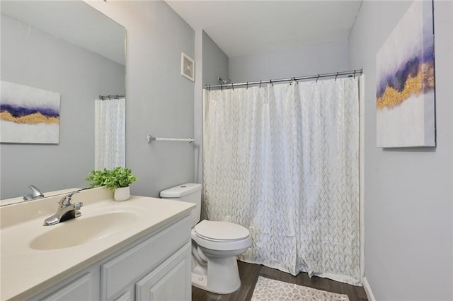 full bath featuring visible vents, a shower with shower curtain, toilet, wood finished floors, and vanity