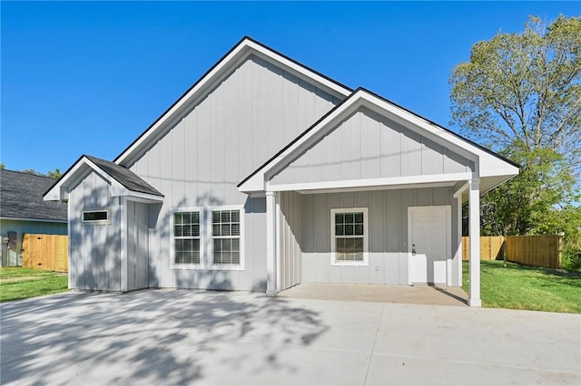 view of front facade with a front yard