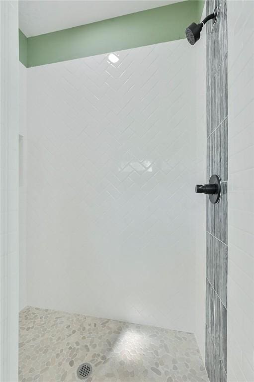 bathroom featuring tiled shower