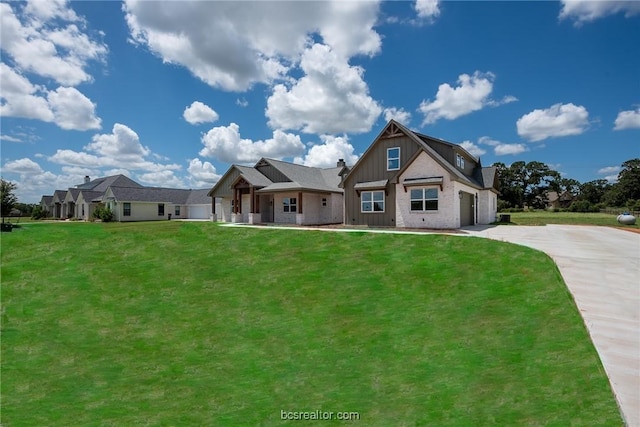 craftsman-style house featuring a front lawn