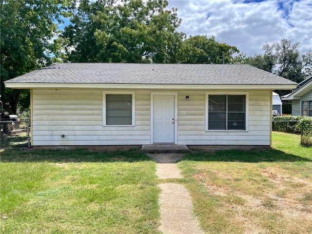 view of front of property featuring a front yard