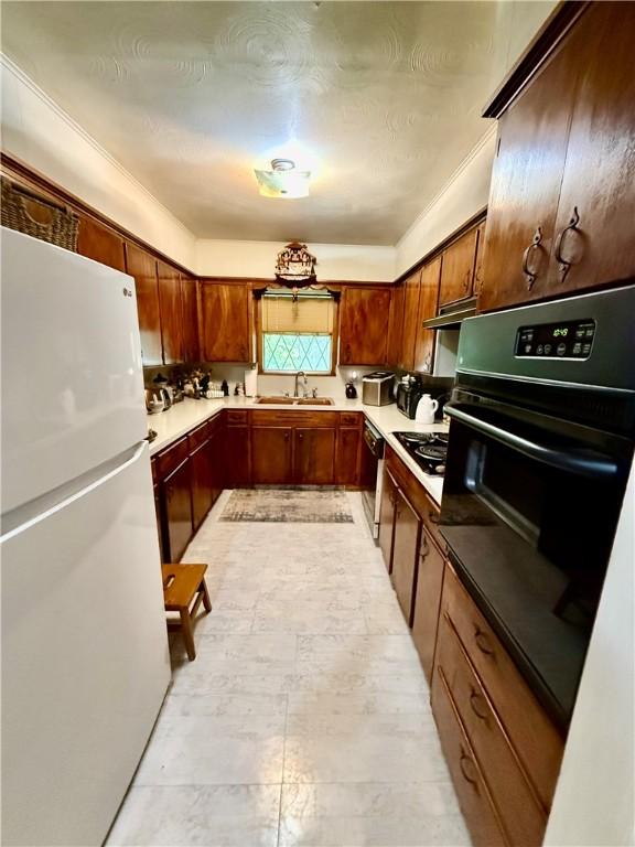 312 S 5th St, Crockett, TX 75835 - kitchen featuring black appliances and light countertops