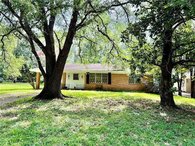 312 S 5th St, Crockett, TX 75835 - single story home with a front lawn and brick siding