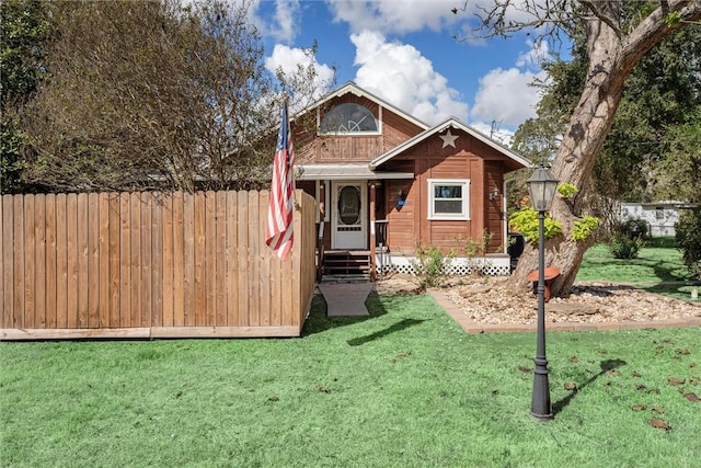 view of front of home featuring a front lawn