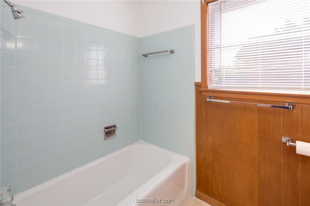 bathroom with tiled shower / bath combo