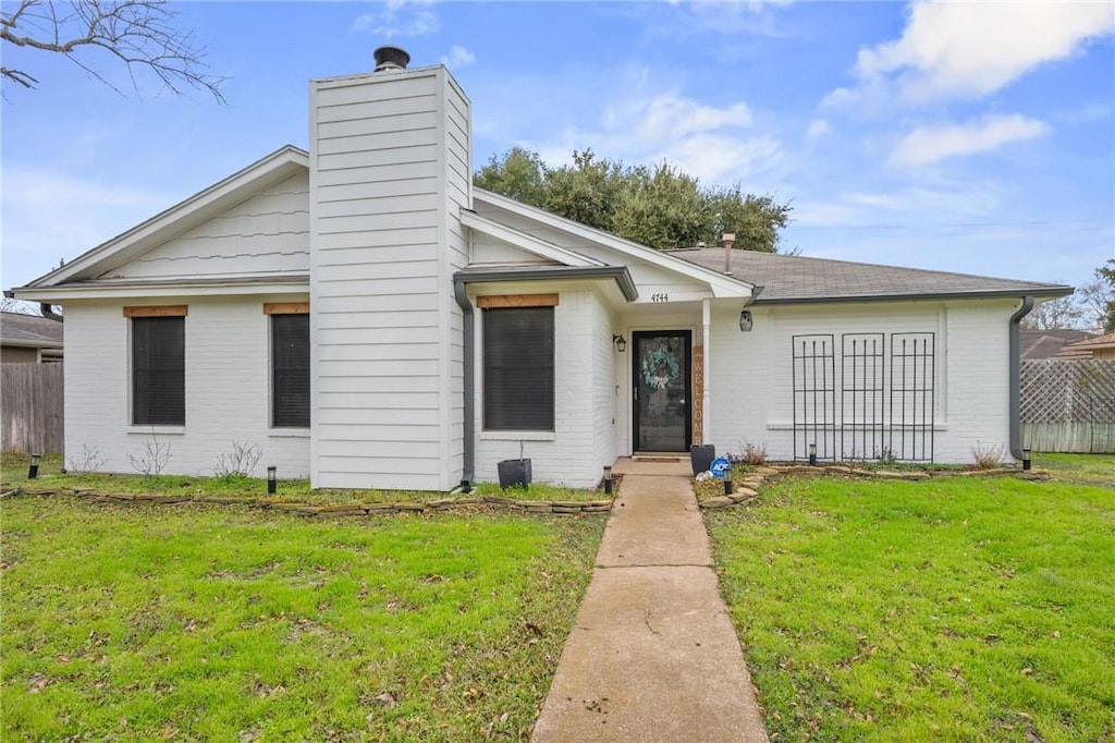 view of front of house featuring a front lawn