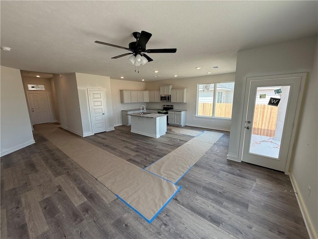 5644 Fox Bluff Dr, Bryan, TX 77807 - kitchen featuring stainless steel appliances, a sink, an island with sink, baseboards, and recessed lighting