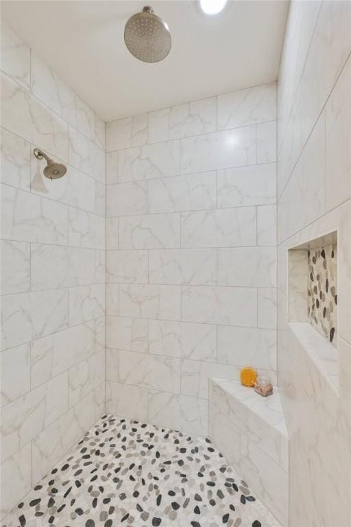 bathroom featuring a tile shower