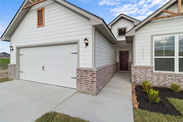 view of front facade featuring a garage