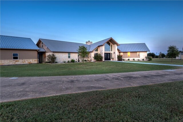 view of front of home featuring a front yard