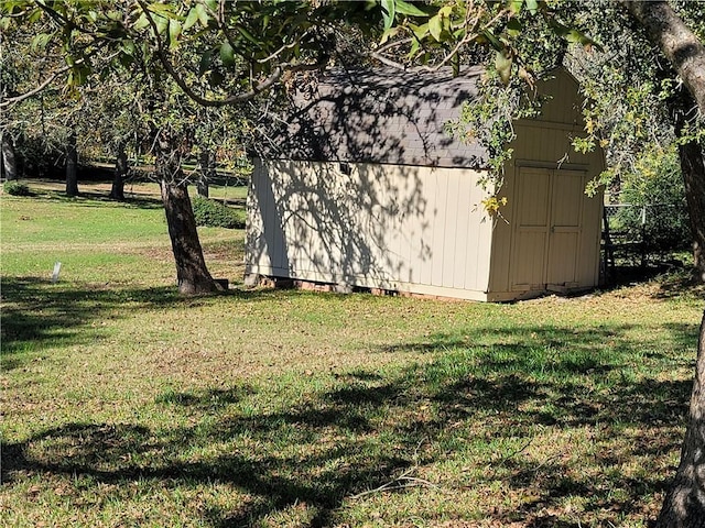 view of yard with a shed