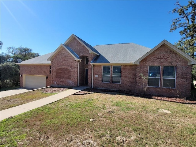 view of front of property featuring a front yard and a garage