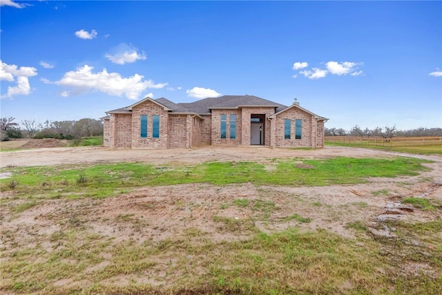 view of front of property featuring a rural view