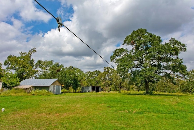 view of yard with an outdoor structure