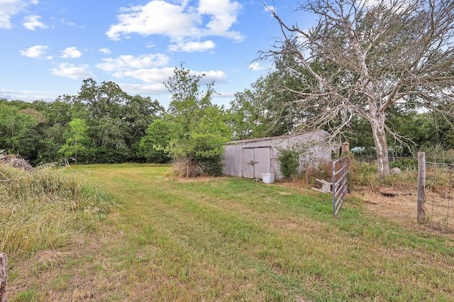 view of yard with an outdoor structure