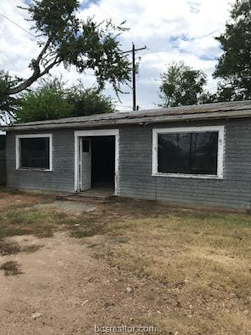 view of front of property with a front lawn