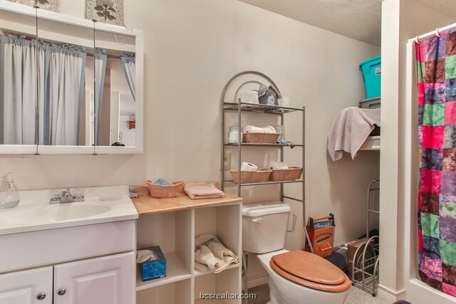 bathroom with a shower with curtain, vanity, and toilet