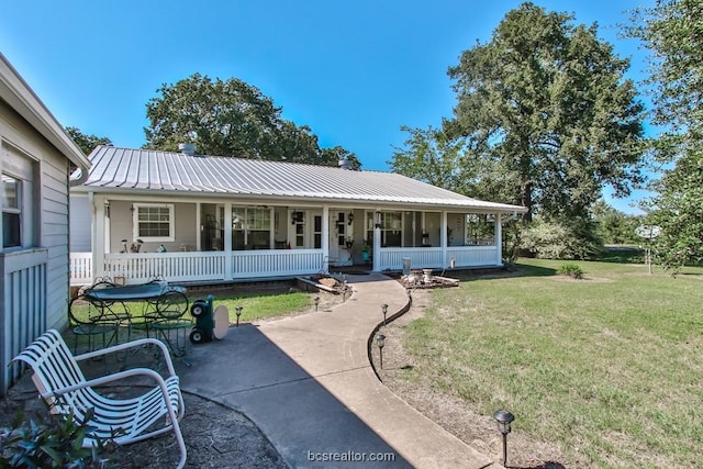 view of front facade with a front lawn