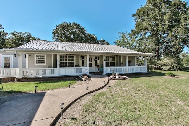 view of front facade with a front yard