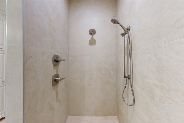 bathroom featuring a tile shower