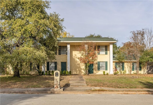 view of front facade featuring a front lawn