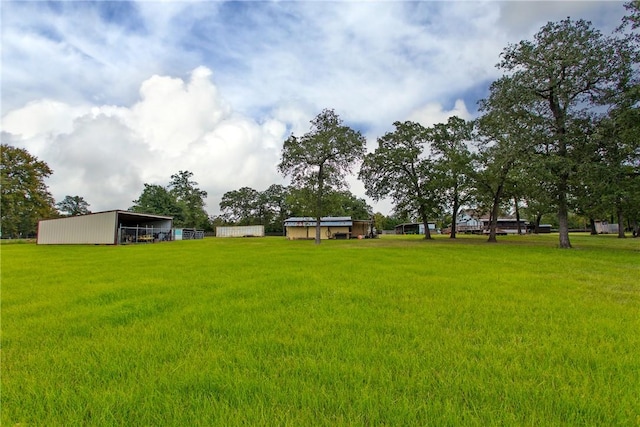 view of yard featuring an outbuilding