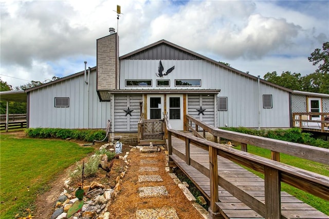 view of front of property featuring a front yard and a wooden deck