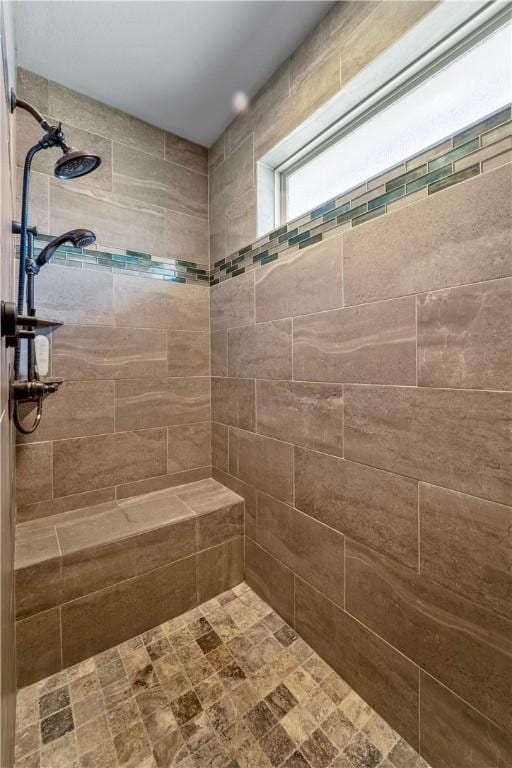 bathroom featuring a tile shower