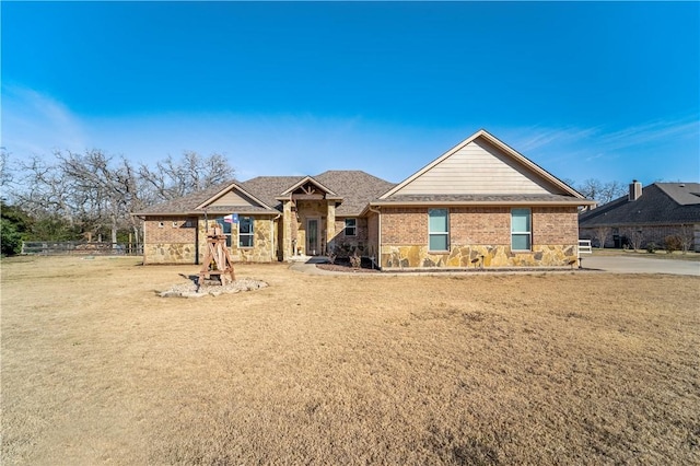 view of front of home featuring a front lawn