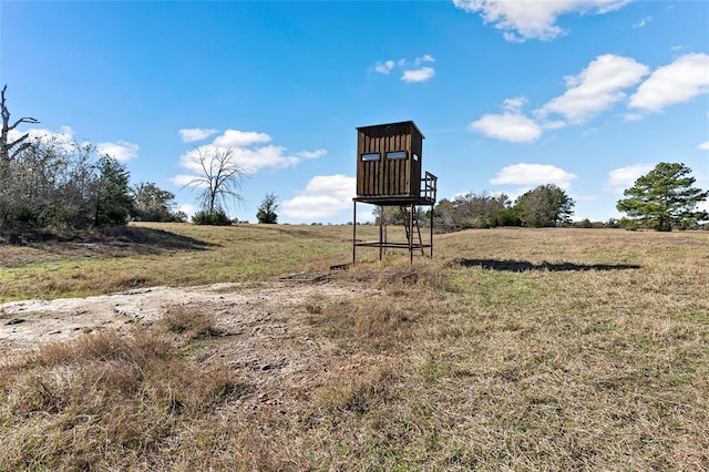 view of yard featuring a rural view