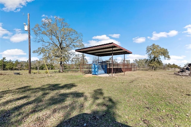 view of yard featuring an outbuilding