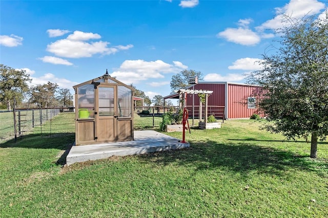 view of yard with an outbuilding