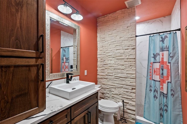 full bathroom with curtained shower, toilet, vanity, and visible vents