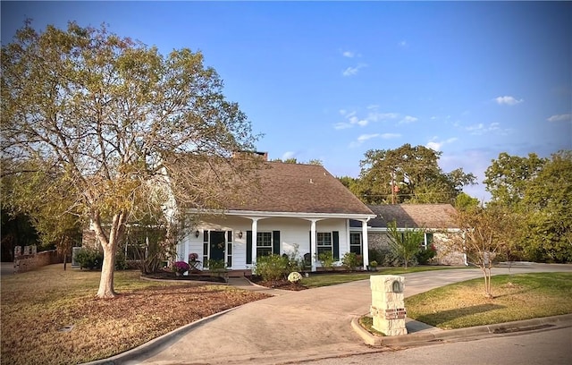 view of front facade with a porch and a front yard