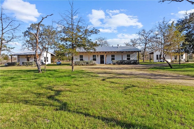 view of front facade with driveway and a front yard