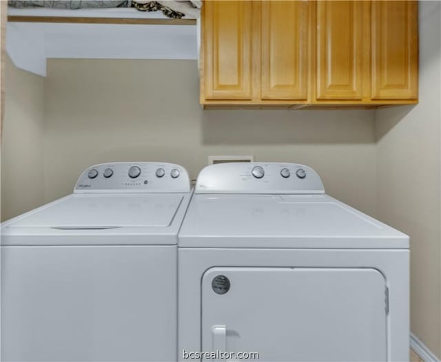 laundry room with cabinets and independent washer and dryer